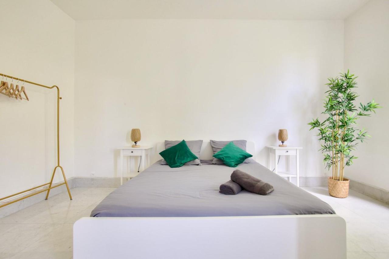 2 Bedrooms Tour Eiffel Rapp Paris Bagian luar foto