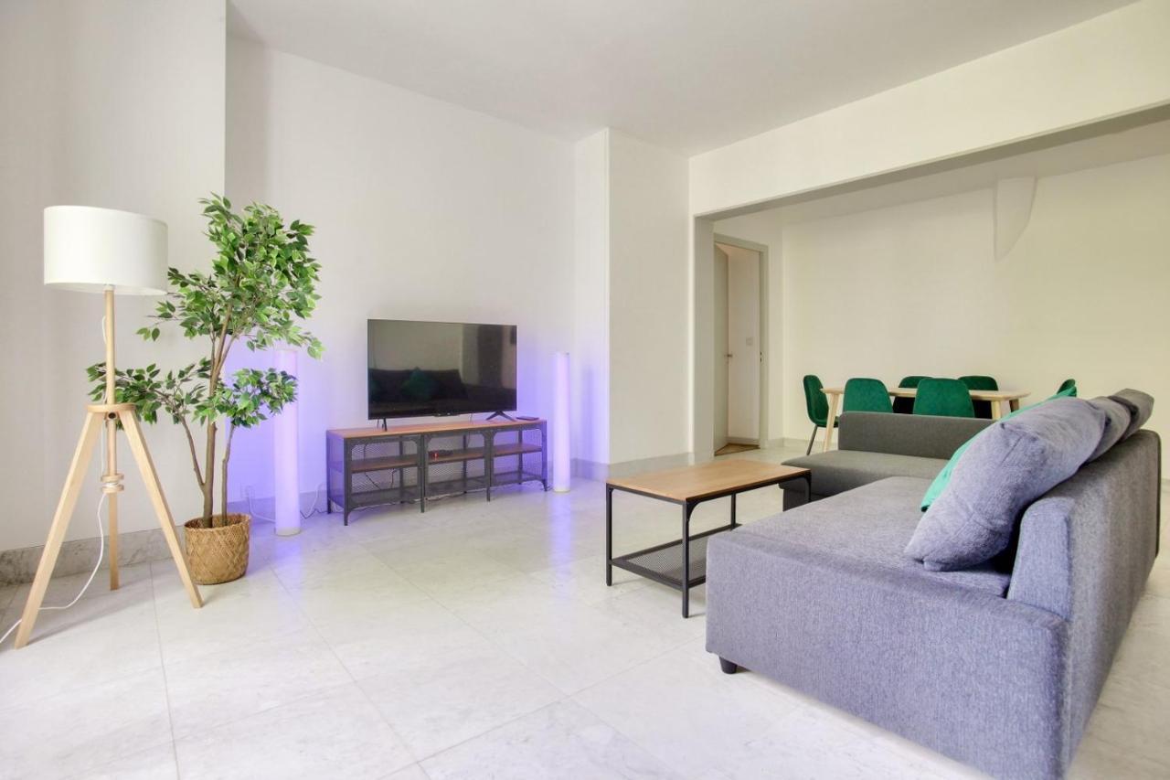 2 Bedrooms Tour Eiffel Rapp Paris Bagian luar foto