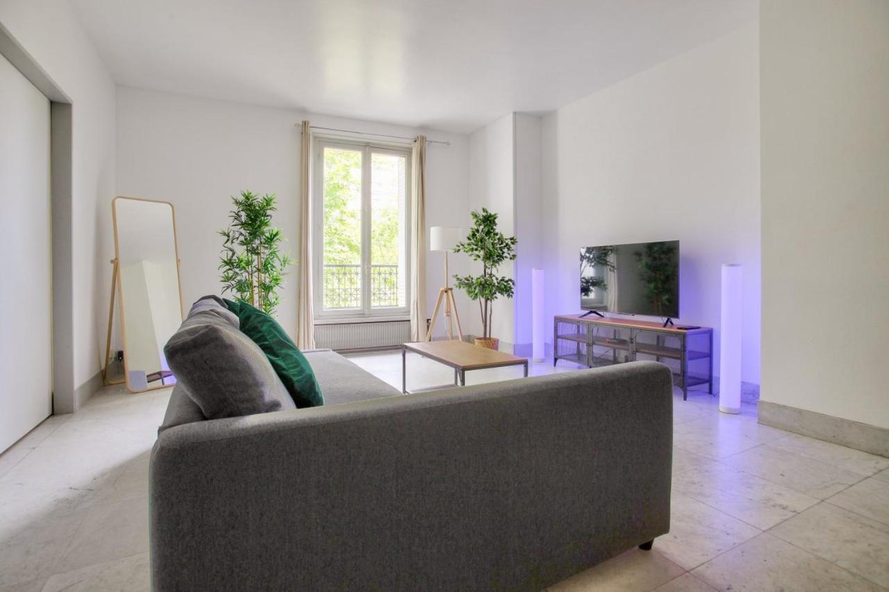 2 Bedrooms Tour Eiffel Rapp Paris Bagian luar foto
